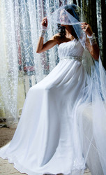 Нежное,  шелковое свадебное платье в греческом стиле,  со шлейфом