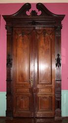 Стпринная дверь 19 век,  с резными фигурами