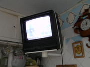 Продам маленький телевизор с диагональю 34 см с креплением на стену