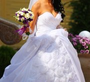 Очень красивое свадебное платье со шлейфом(НЕДОРОГО)