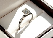 продам новое золотое кольцо с бриллиантом недорого