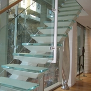 Стеклянные лестницы: ограждения,  перила и ступени из стекла
