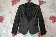 Стильный пиджак с кожаными рукавами